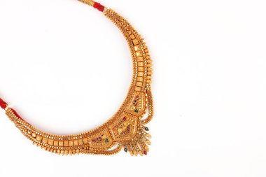 Kolye ve küpe set üzerinde beyaz izole bir çift