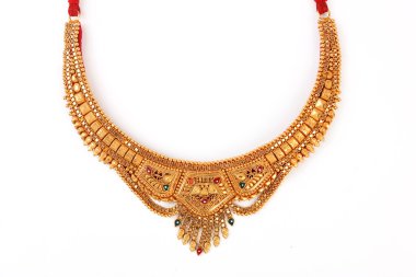 Kolye ve küpe set üzerinde beyaz izole bir çift