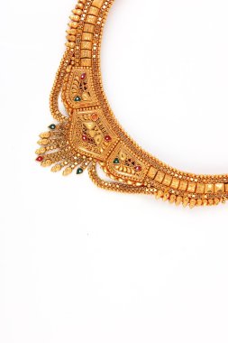 Kolye ve küpe set üzerinde beyaz izole bir çift