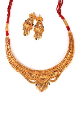 Kolye ve küpe set üzerinde beyaz izole bir çift