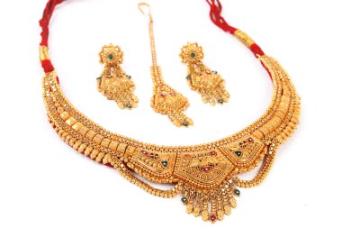 Kolye ve küpe set üzerinde beyaz izole bir çift