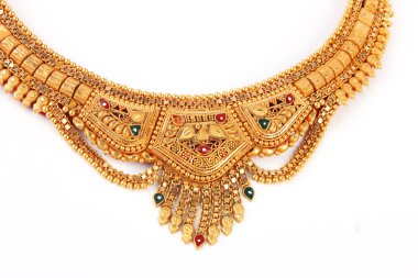 Kolye ve küpe set üzerinde beyaz izole bir çift