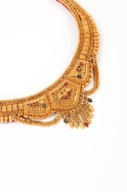 Kolye ve küpe set üzerinde beyaz izole bir çift