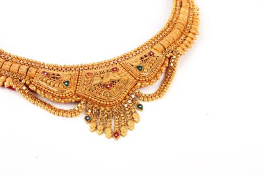 Kolye ve küpe set üzerinde beyaz izole bir çift