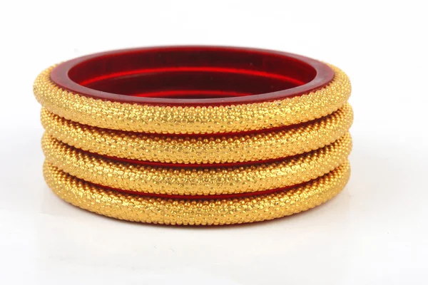 Traditionele Indiase gouden armbanden geïsoleerd op wit — Stockfoto