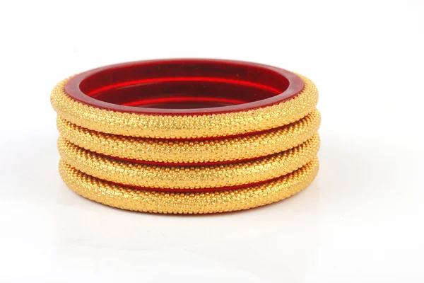 Traditionele Indiase gouden armbanden geïsoleerd op wit — Stockfoto