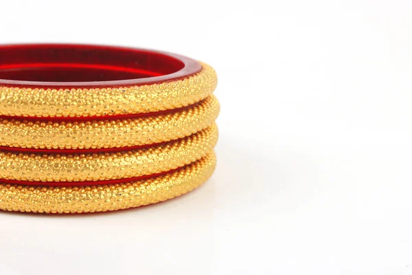Tradizionali bracciali in oro indiano isolati su bianco — Foto Stock