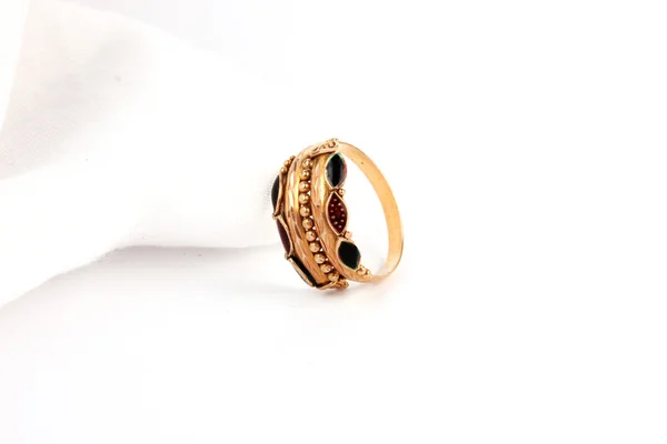 Zlaté prsteny izolovaných na bílém — Stock fotografie