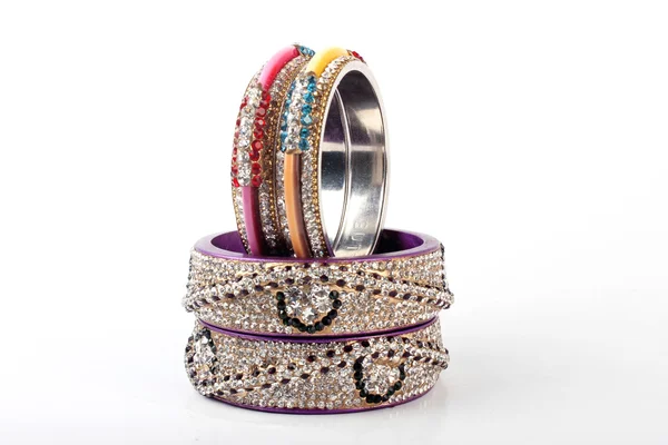 Hermosos y muy atractivos brazaletes. Pulsera india — Foto de Stock