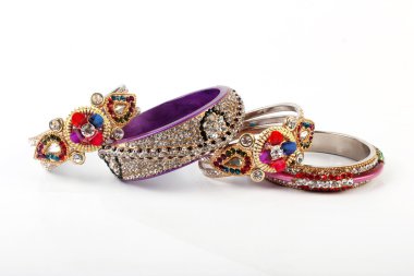 Güzel ve çok çekici bilezikler. Hint bilezik