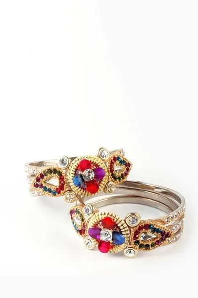 Hermosos y muy atractivos brazaletes. Pulsera india — Foto de Stock