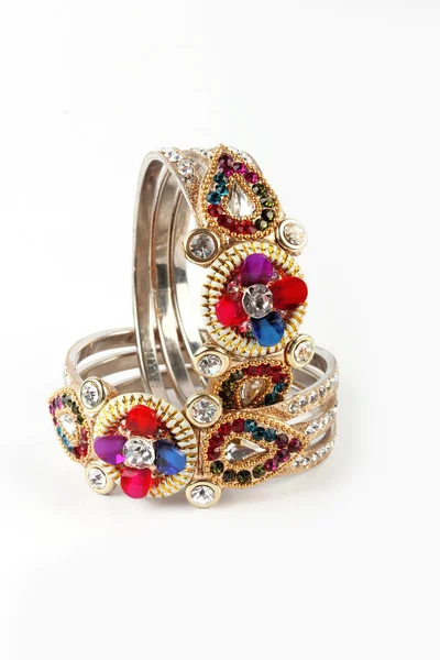 Hermosos y muy atractivos brazaletes. Pulsera india — Foto de Stock