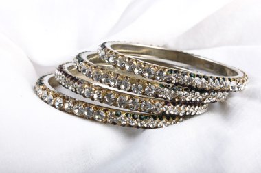 Güzel ve çok çekici bilezikler. Hint bilezik