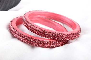 Güzel ve çok çekici bilezikler. Hint bilezik