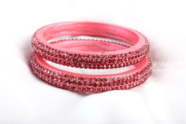 Güzel ve çok çekici bilezikler. Hint bilezik