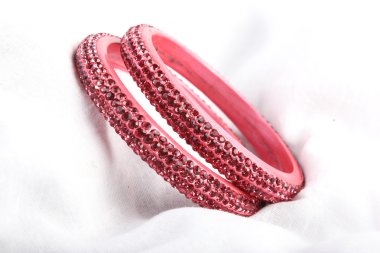 Güzel ve çok çekici bilezikler. Hint bilezik