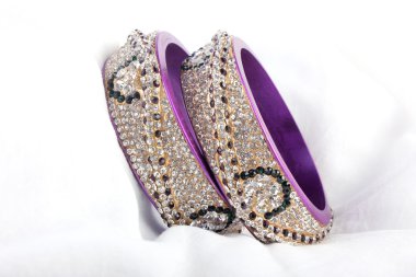 Güzel ve çok çekici bilezikler. Hint bilezik