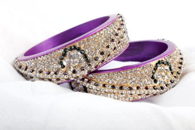 Güzel ve çok çekici bilezikler. Hint bilezik