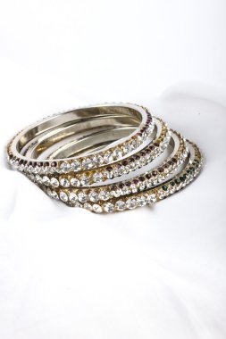 Güzel ve çok çekici bilezikler. Hint bilezik