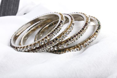 Güzel ve çok çekici bilezikler. Hint bilezik