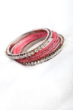 Güzel ve çok çekici bilezikler. Hint bilezik