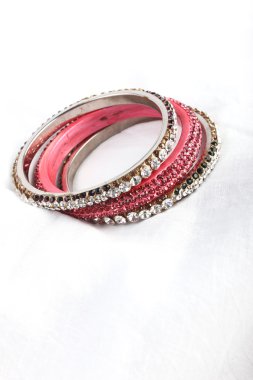 Güzel ve çok çekici bilezikler. Hint bilezik