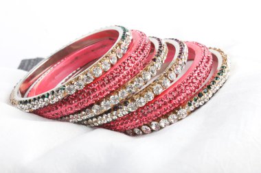 Güzel ve çok çekici bilezikler. Hint bilezik