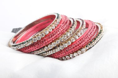 Güzel ve çok çekici bilezikler. Hint bilezik