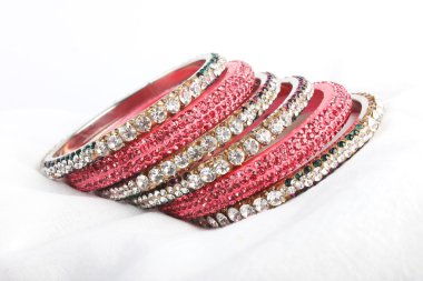 Güzel ve çok çekici bilezikler. Hint bilezik