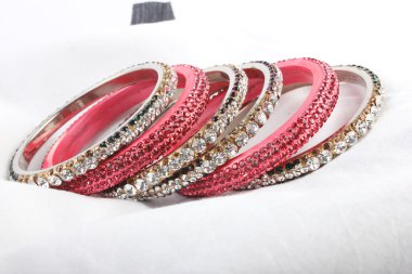 Güzel ve çok çekici bilezikler. Hint bilezik