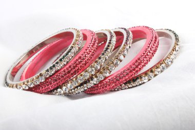 Güzel ve çok çekici bilezikler. Hint bilezik