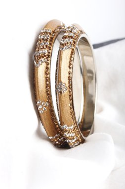 Güzel ve çok çekici bilezikler. Hint bilezik