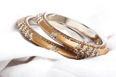 Güzel ve çok çekici bilezikler. Hint bilezik