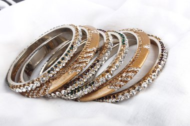 Güzel ve çok çekici bilezikler. Hint bilezik