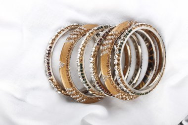 Güzel ve çok çekici bilezikler. Hint bilezik