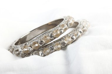 Güzel ve çok çekici bilezikler. Hint bilezik