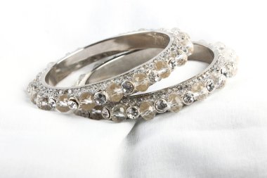 Güzel ve çok çekici bilezikler. Hint bilezik