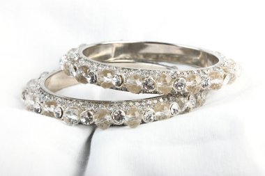 Güzel ve çok çekici bilezikler. Hint bilezik