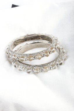 Güzel ve çok çekici bilezikler. Hint bilezik