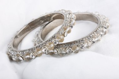 Güzel ve çok çekici bilezikler. Hint bilezik