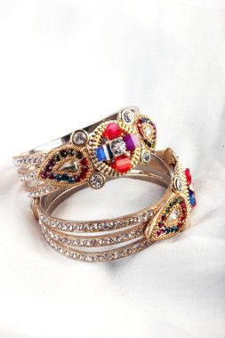 Güzel ve çok çekici bilezikler. Hint bilezik