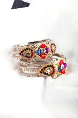 Güzel ve çok çekici bilezikler. Hint bilezik