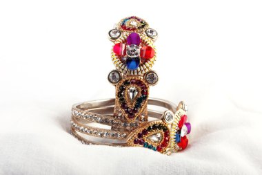 Güzel ve çok çekici bilezikler. Hint bilezik