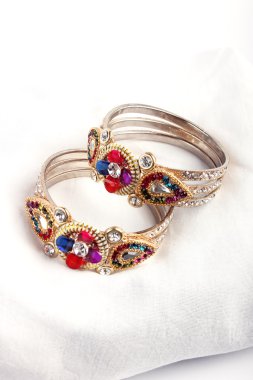 Güzel ve çok çekici bilezikler. Hint bilezik