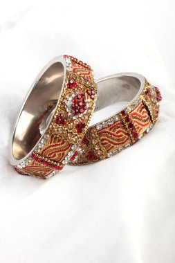 Güzel ve çok çekici bilezikler. Hint bilezik