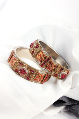 Güzel ve çok çekici bilezikler. Hint bilezik