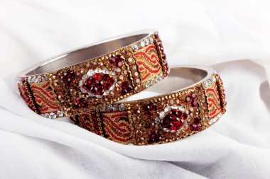 Güzel ve çok çekici bilezikler. Hint bilezik