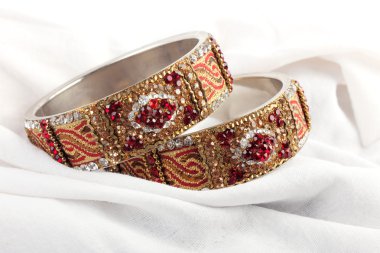 Güzel ve çok çekici bilezikler. Hint bilezik