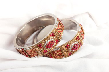 Güzel ve çok çekici bilezikler. Hint bilezik