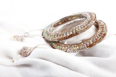 Güzel ve çok çekici bilezikler. Hint bilezik